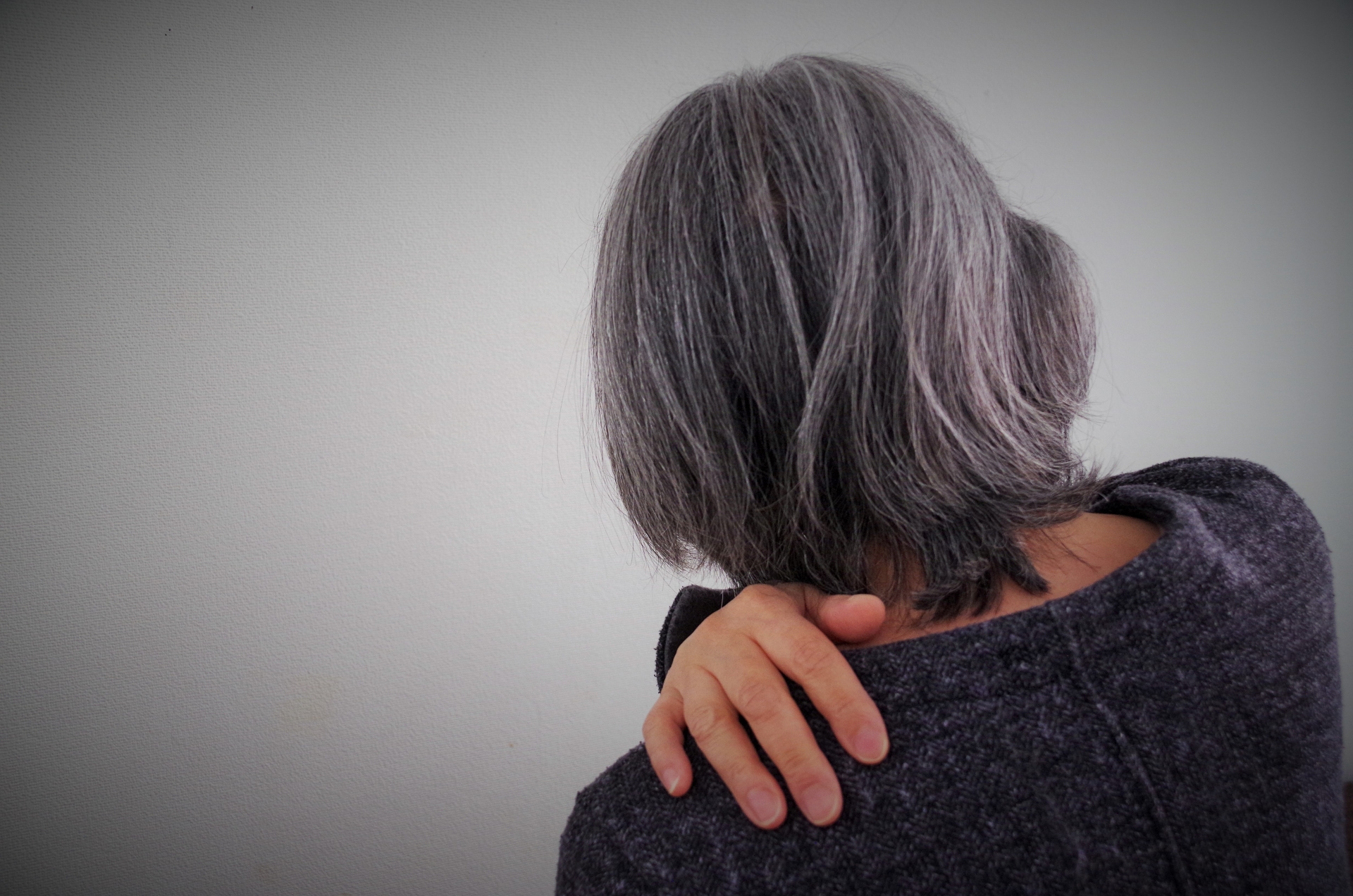 肩が痛い年配の女性