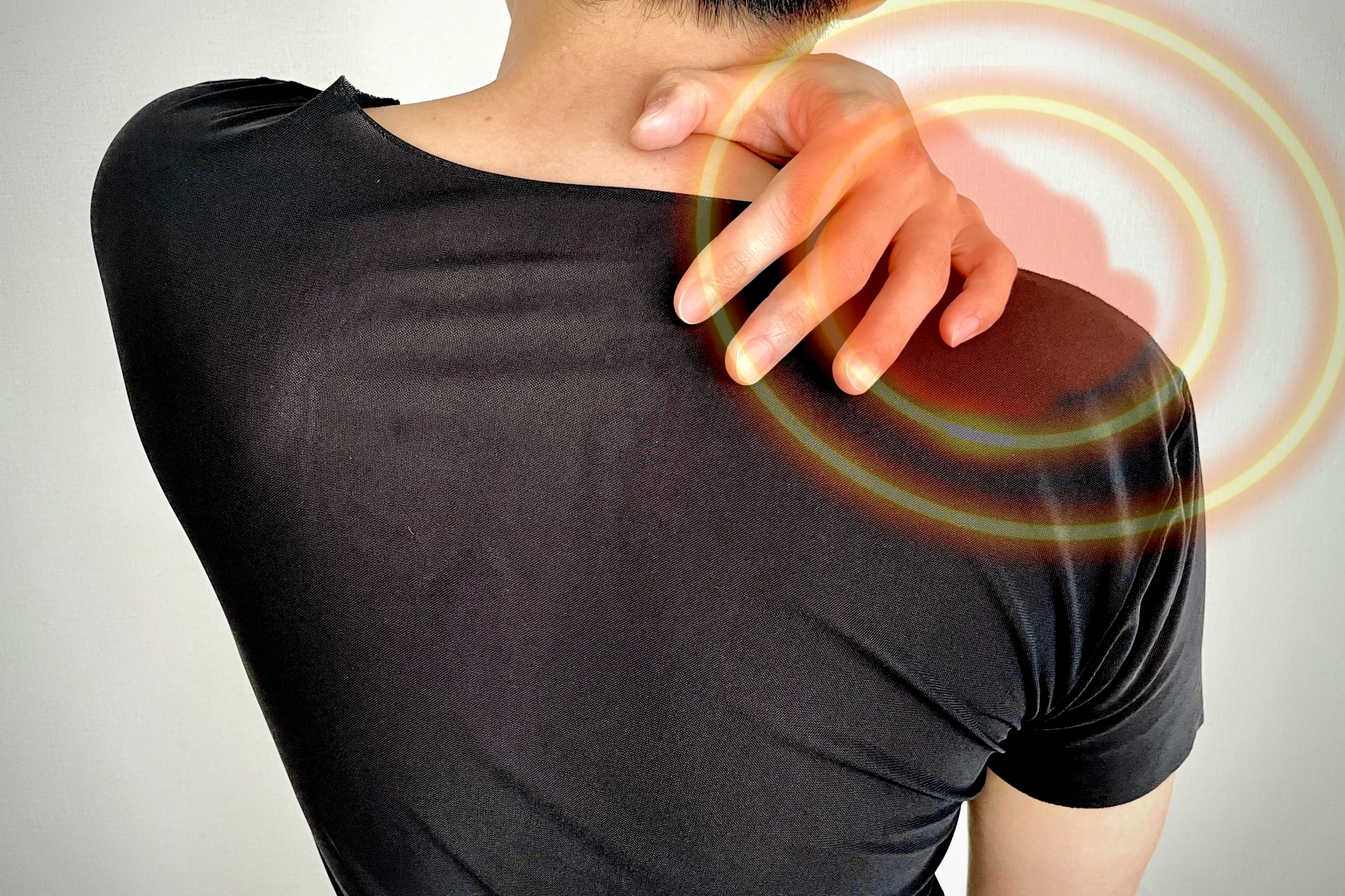 肩が痛む男性の画像