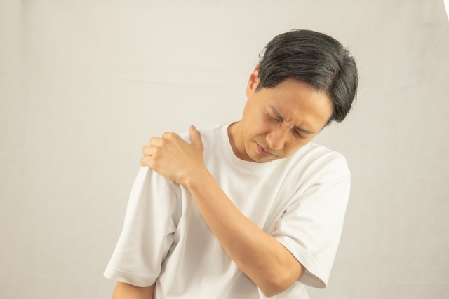肩が痛む男性の画像