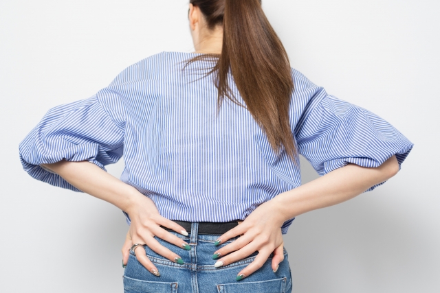 腰に手を当てている女性の画像