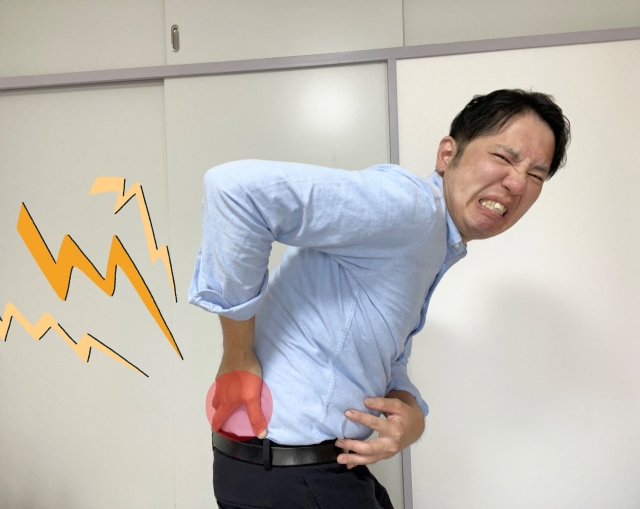 腰が激痛の男性