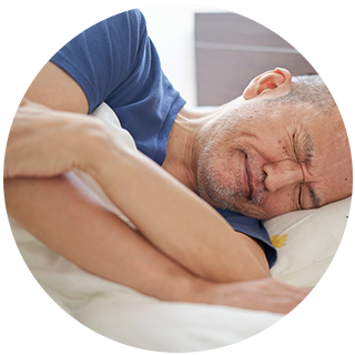 腰痛に悩む男性