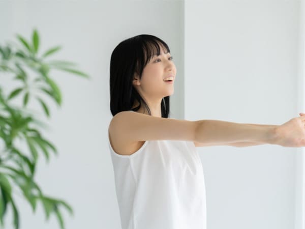 ストレッチする女性の画像