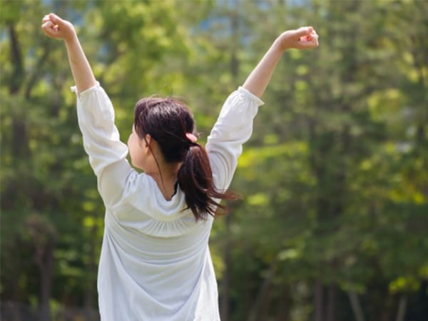 リラックスしている女性のイラスト