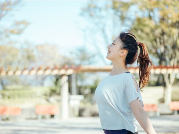 公園で深呼吸している女性の画像