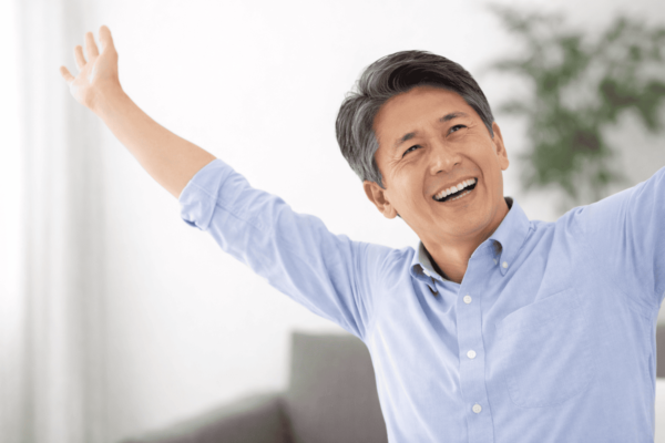 バンザイしている50代男性